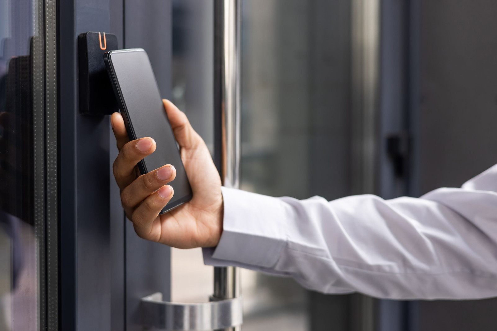 Sistema de control de acceso NFC, permitiendo la apertura mediante un smartphone, brindando mayor comodidad y seguridad al gestionar el acceso de manera digital y sin contacto.